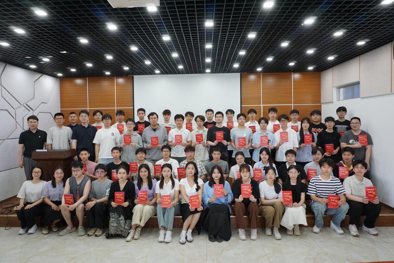 軟件學(xué)院召開2025屆畢業(yè)生黨員離校教育大會(huì)暨畢業(yè)生黨員專題黨課